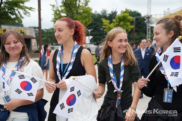 태극기를 손에 들고 독립기념관 찾은 잼버리 대원들 @뉴스코리아 최신 기자