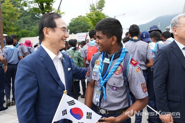 박상돈 시장이 참가한 잼버리 대원과 담소를 나누고 있다. @뉴스코리아 최신 기자