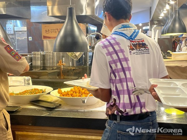 점심 식사 하는 잼버리 대원들 @뉴스코리아 최신 기자