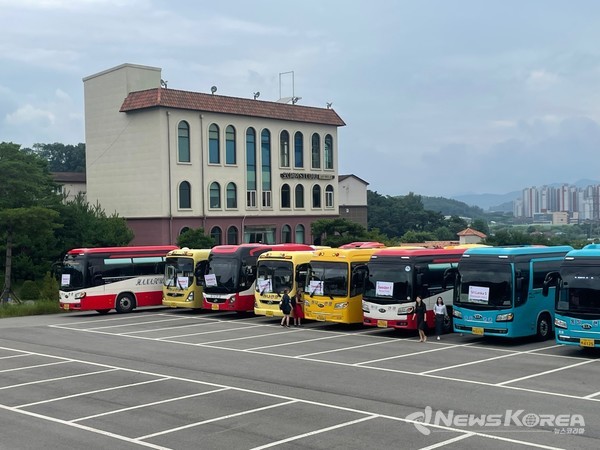 잼버리 대원들을 상암동으로 이동시키기 위해 대기중인 버스행렬 @뉴스코리아 최신 기자 