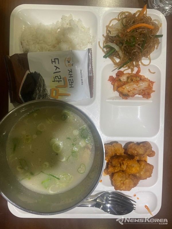 잼버리 대원들에게 제공된 중식 메뉴인 곰탕 @뉴스코리아 최신 기자 