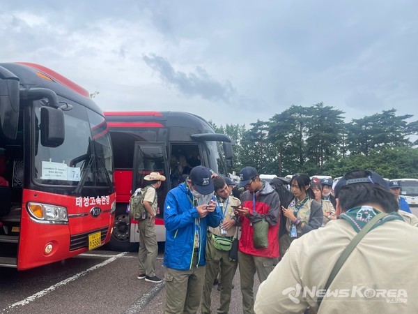 장시간 이동에 지친 잼버리 대원들이 상암경기장에 도착했다. @뉴스코리아 최신 기자