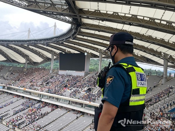 좌석이 하나씩 채워지는 모습을 현장 경찰관이 지켜보고 있다. @뉴스코리아 최신 기자