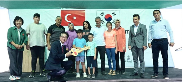 코이카가 10일 오전(현지시간) 튀르키예 하타이주에서 개최한 ‘한국-튀르키예 우정마을’ 임시정착촌 입주식에서 주튀르키예 한국대사관 이원익 대사(앞줄 맨 왼쪽)가 입주 예정인 지진 피해 가구에 열쇠를 전달하고 있다. @코이카 사진제공