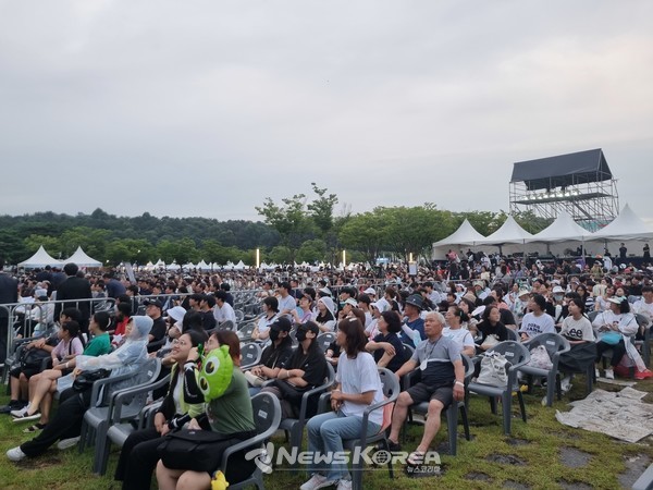 천안 K-컬처 박람회를 관람하기 위해 착석한 시민들 @뉴스코리아 권순철 기자