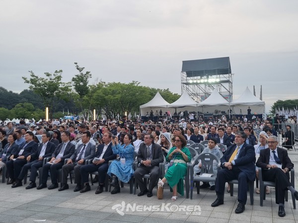 천안 K-컬처 박람회를 관람하기 위해 착석한 시민들 @뉴스코리아 권순철 기자