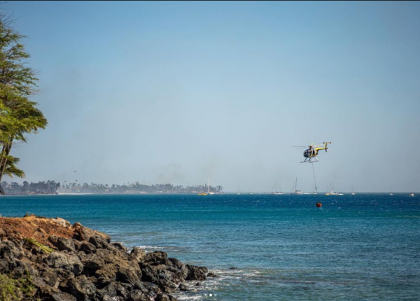 바다물을 이용해 산불을 진화하고 있는 헬리콥터 @Alex Ryu 제공