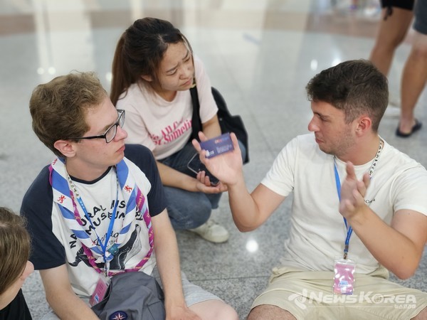 잼버리 대원의 의견을 듣고 있는 이수진 기자 @뉴스코리아 최신 기자