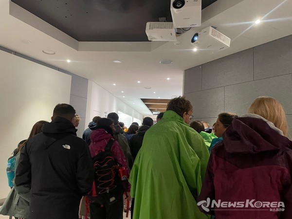 태풍의 영향으로 강한 비를 맞으며 야외 체험장 도착 @뉴스코리아 최신 기자