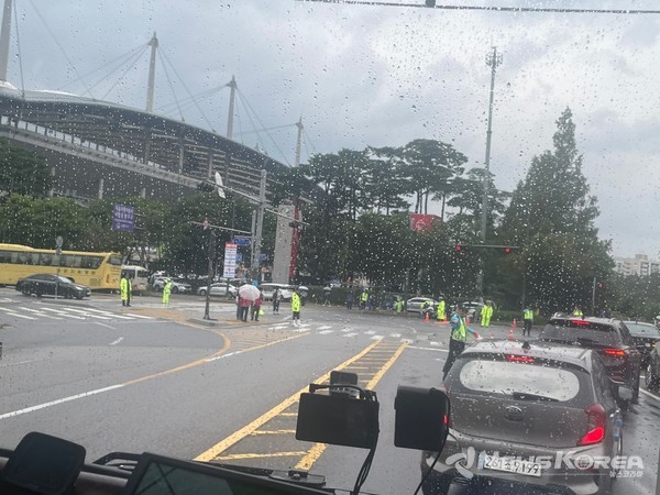 버스에서 바라보는 상암월드컵주경기장 @뉴스코리아 최신 기자
