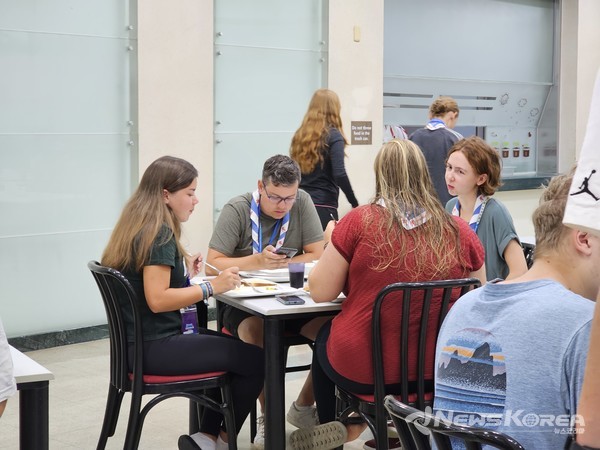 아침식사중인 잼버리 대원들 @뉴스코리아 최신 기자