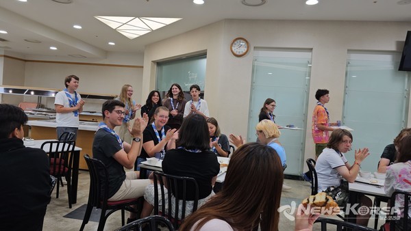 생일을 맞은 대원에게 다른 대원들이 생일축하 노래를 부르고 있다. @뉴스코리아 최신 기자