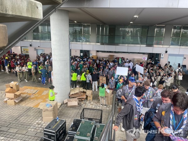 1층에서 도시락을 3층까지 직접 배달해주는 일까지 해야 하는 통역사들 @뉴스코리아 최신 기자