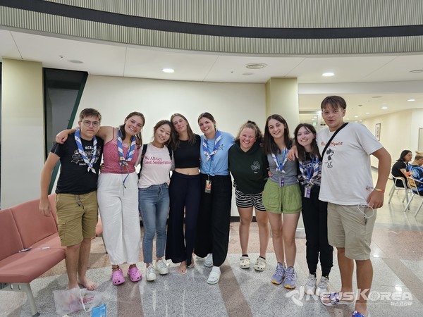 본지 기자가 함께 했던 잼버리 대원들과 기념 촬영을 하고 있다. @뉴스코리아 최신 기자