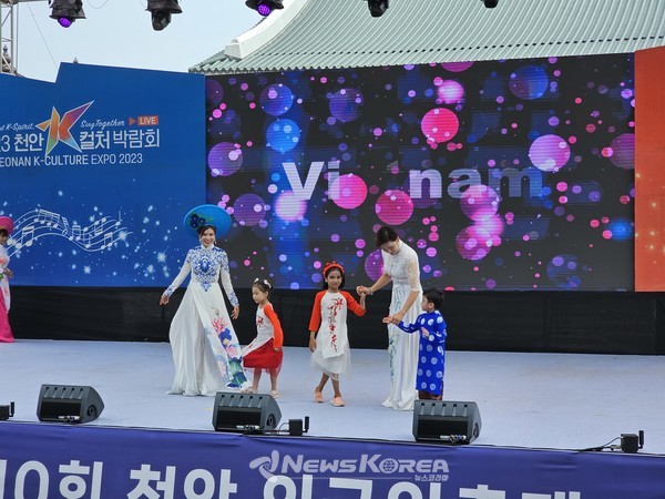 오후 1시 천안 외국인 축제가 시작된 K-프린지 페스타 무대 @뉴스코리아 최신 기자