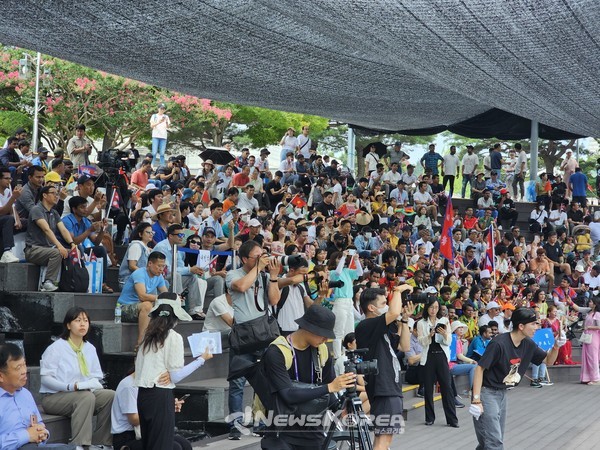 오후 1시 천안 외국인 축제를 관람하기 위해 모여든 관람객들 @뉴스코리아 최신 기자