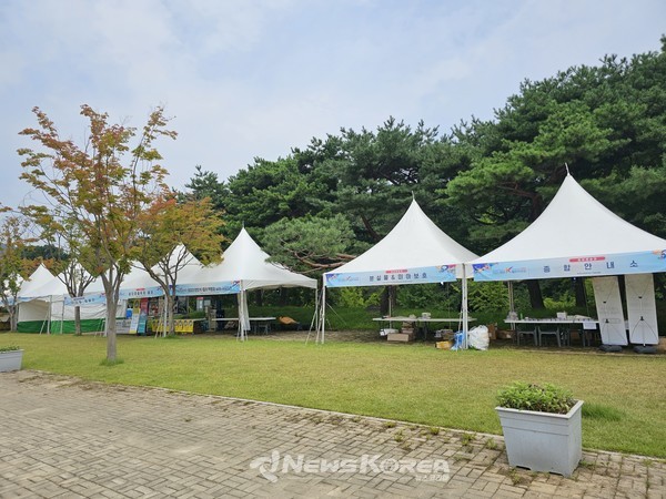 천안 외국인 축제가 시작했음에도 외국인들이 축제를 즐기는데 지원하는 필수 인프라 및 지원 부스들이 텅 비어 있는 현장 @뉴스코리아 최신 기자