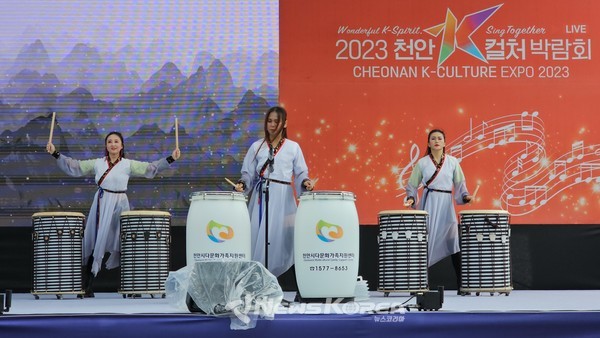 천안 다문화가정센터에서 양성한 다문화이주민여성들로 구성된 난타팀의 공연 @뉴스코리아 최신 기자