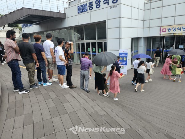 외국인 관람객 대상 선착순 식권 제공 현장 @뉴스코리아 최신 기자