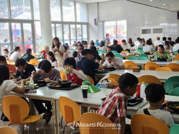 외국인 관람객들이 중앙식당 내에서 배부받은 식권으로 식사를 하고 있다 @뉴스코리아 최신 기자