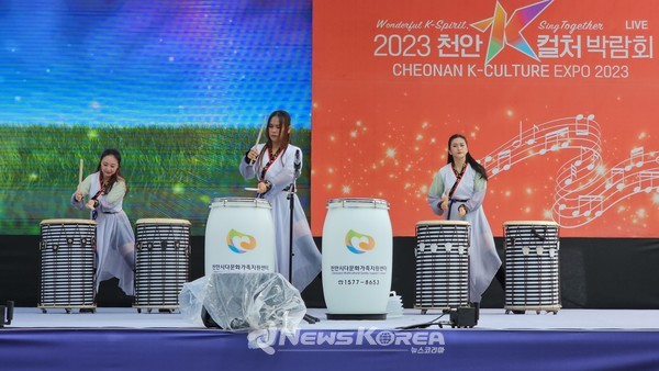 다문화가족지원센터에서 양성한 다문화이주민여성 난타팀의 공연 @뉴스코리아 최신 기자