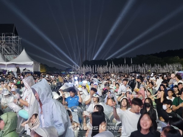 비가 내리는 와중에도 좌석을 지켜보고 있는 관람객들 @뉴스코리아 권순철 기자