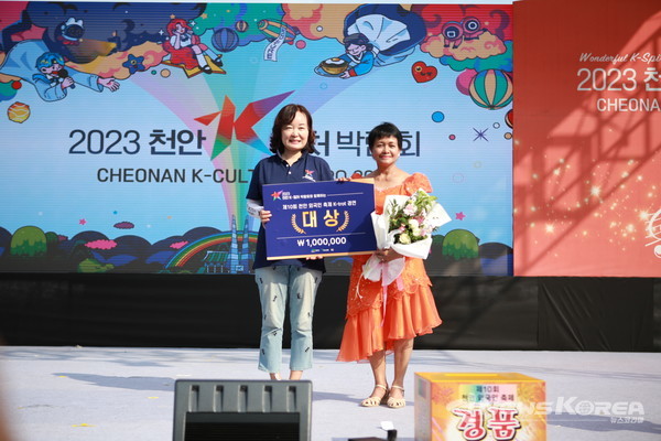 대상을 수상한 아이다(필리핀)씨와 박경미 천안시 여성가족과장이 기념 촬영을 하고 있다. @천안시다문화가족지원센터