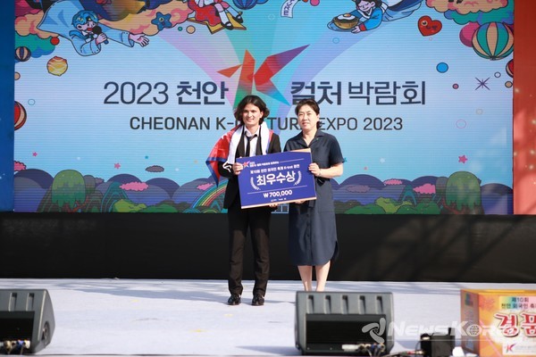 최우수상을 수상한 따망히말(네팔)씨와 김진여 하나은행 천안역 지점장이 기념촬영을 하고 있다.  @천안시다문화가족지원센터