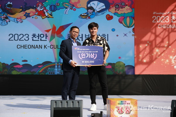 인기상을 수상한 파이소킨(캄보디아)씨와 룬사분 주한캄보디아 부대사가 기념촬영을 하고 있다.  @천안시다문화가족지원센터