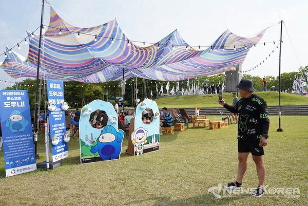 다양한 체험존에서 자녀들과 함께 박람회를 즐기는 시민들 @천안시