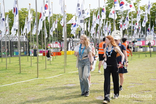 외국인 관람객들이 박람회장을 둘러보고 있다. @천안시