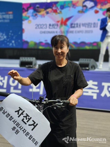 경품추첨으로 자전거에 당첨된 관람객이 기뻐하고 있다. @뉴스코리아 최신 기자