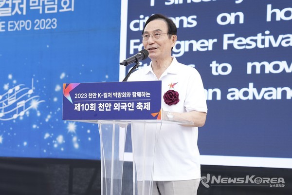 박상돈 천안시장이 축사를 하고 있다. @천안시 제공