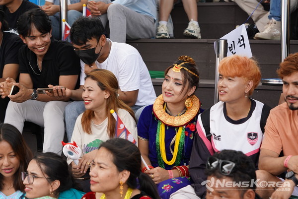 축제를 관람하는 외국인들 @천안시