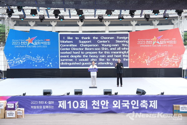 박상돈 천안시장이 축사를 진행자가 수화로 진행하고 있다. @천안시