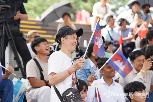 축제를 즐기는 외국인 관람객들 @천안시