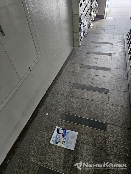 아파트 출입구에 버려진 박완주 의원 의;정보고서 @독자 제보