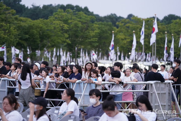 박람회 4일차 관람객들이 무대 주변에 모여 있다. @천안시 제공