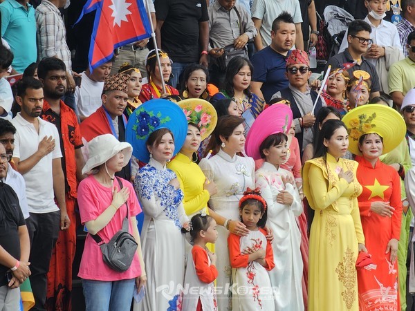 국민의례에서 국기에 경례를 하고 있는 외국인 관람객들 @뉴스코리아 최신 기자