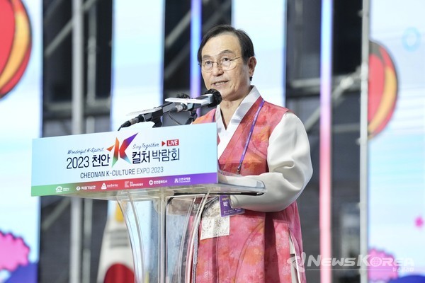 개막사 중인 박상돈 천안시장 @뉴스코리아 최신 기자