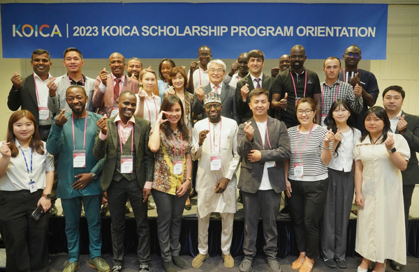 17일 경기도 성남시 판교 그래비티 호텔에서 개최된 2023년 학위연수생 오리엔테이션에 참석한 연수생들이 단체사진을 촬영하고 있다.@코이카 사진제공