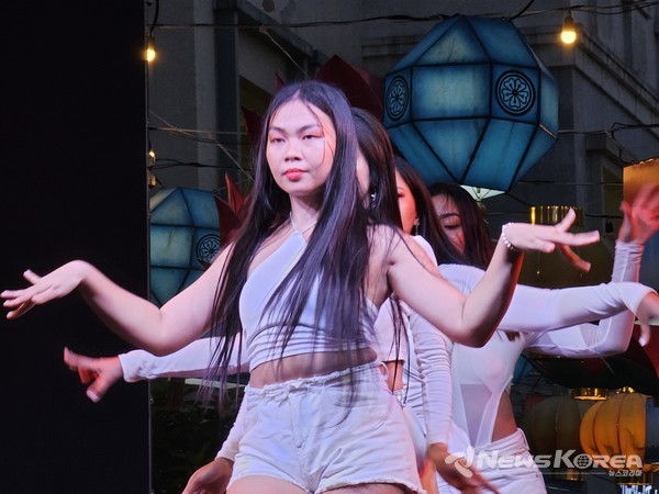 IKO 회원들의 케이팝 커버댄스팀 공연 @뉴스코리아 최신 특파원