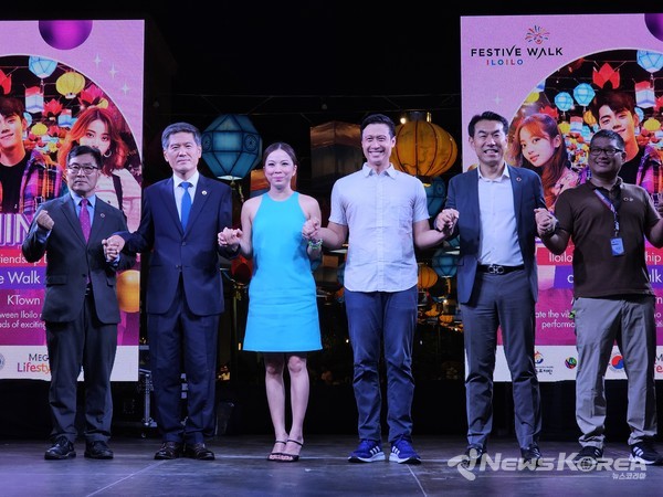 행사장 찾은 인사들이 무대인사를 하고 있다. @뉴스코리아 최신 특파원