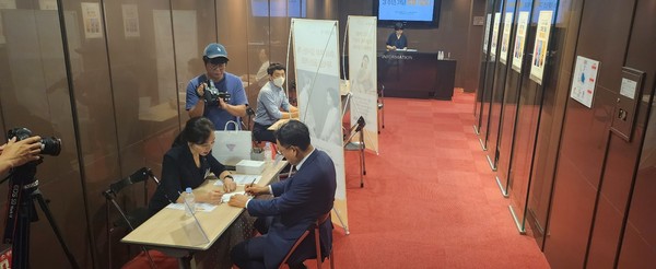 은퇴자산 상담중인 초청고객 @뉴스코리아 신종국 기자