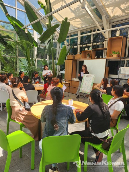 외국인 계절 근로자들이 음성 체혐 여행을 즐기고 있다. @음성군