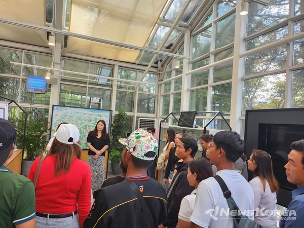 외국인 계절 근로자들이 음성 체혐 여행을 즐기고 있다. @음성군