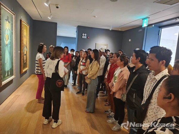 외국인 계절 근로자들이 음성 체혐 여행을 즐기고 있다. @음성군