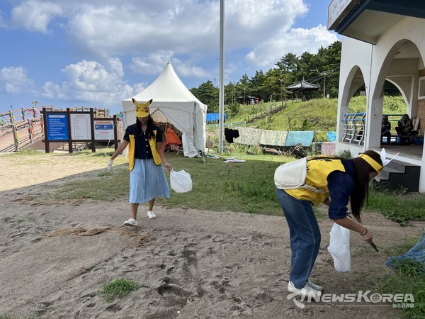 합동 해변 정화 활동을 하고 있다. @제주관광공사 제공