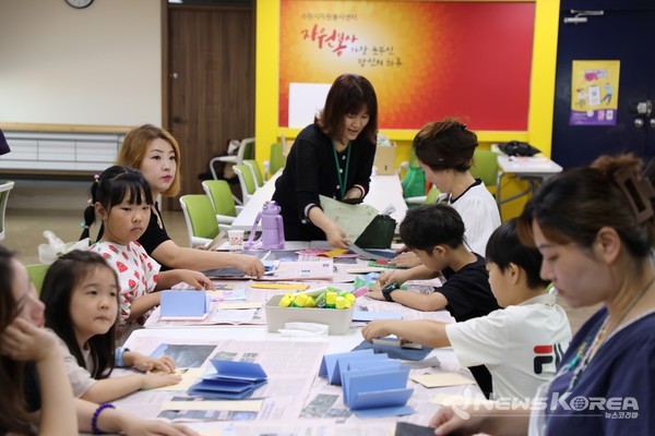 다문화 가족들이 강사들의 설명에 따라 ‘한지 북아트’ 만들기에 열중하고 있다. @수원시
