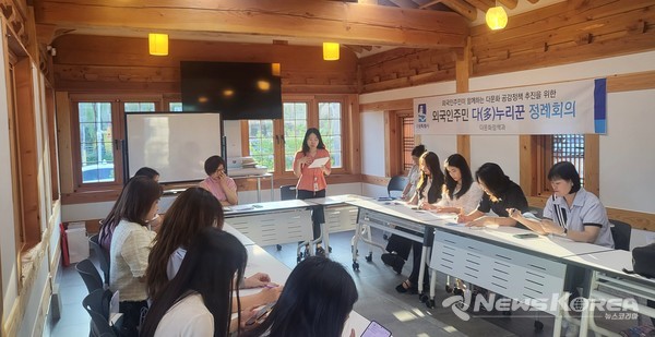 외국인 홍보단 다(多) 누리꾼이 회의를 열고 있다. @수원시